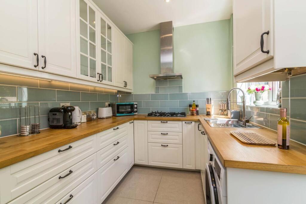 Lovely Home With Four Bedrooms And Private Garden And Parking, Close To Nottingham City Centre Екстериор снимка